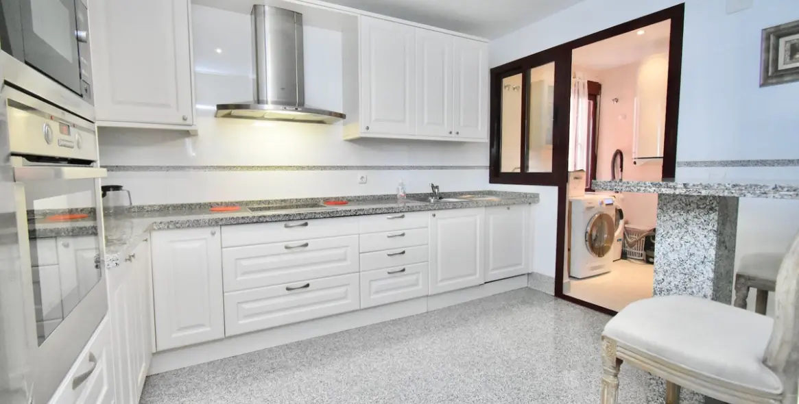 Venta de apartamento en planta media en Puerto Banús 9
