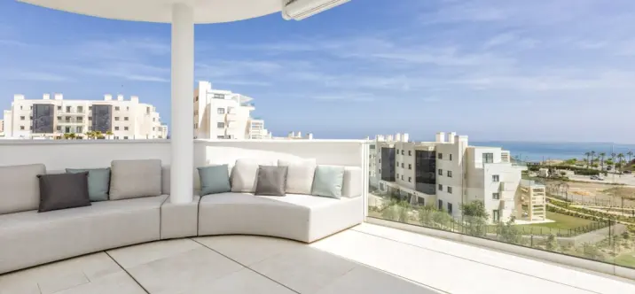Venta de apartamento en planta media en Higueron 2