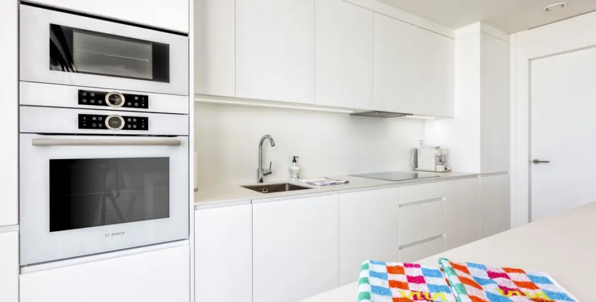 Venta de apartamento en planta media en Higueron 17