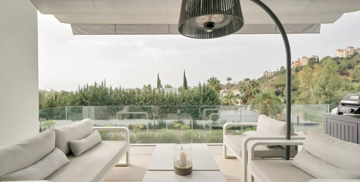 Venta de apartamento en planta media en La Quinta 2