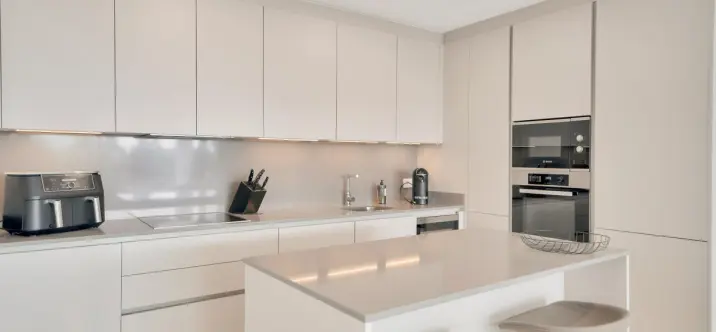 Venta de apartamento en planta media en La Quinta 2