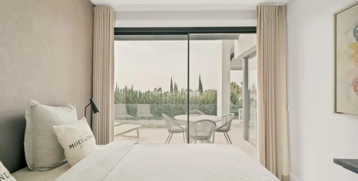 Venta de apartamento en planta media en La Quinta 6