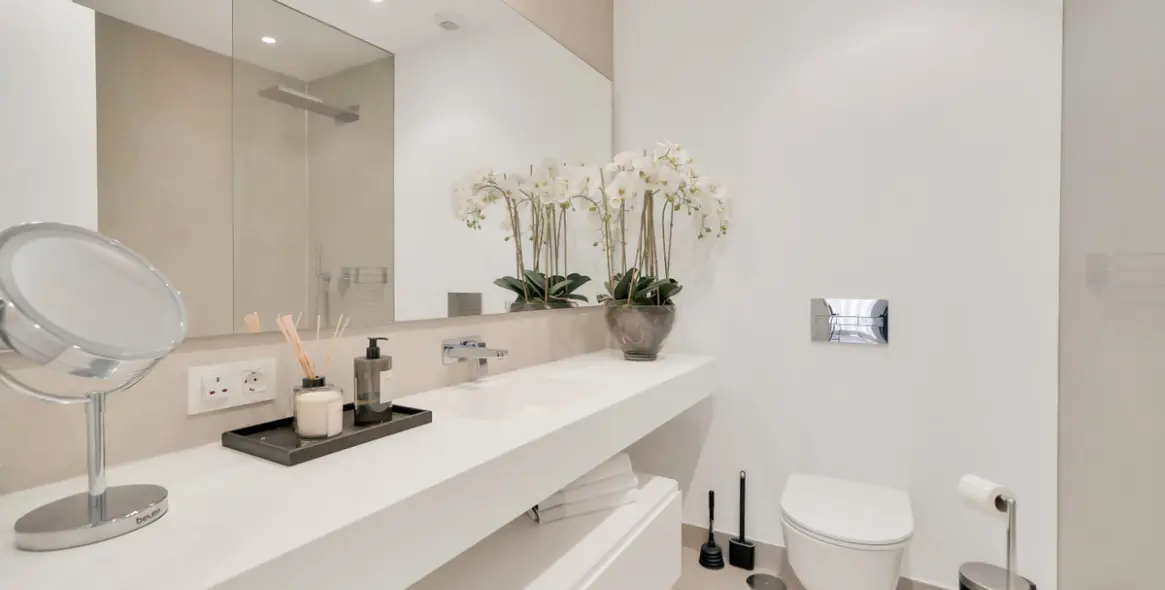Venta de apartamento en planta media en La Quinta 7