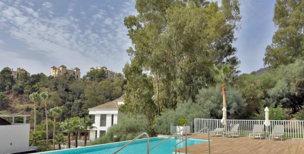 Venta de apartamento en planta media en La Quinta 8