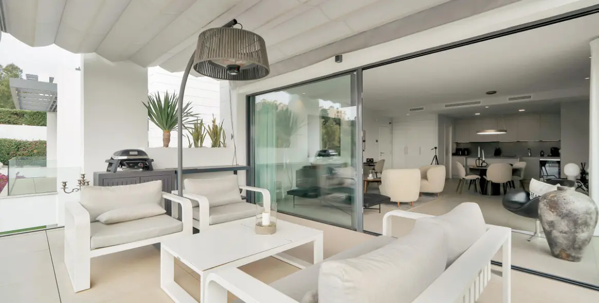 Venta de apartamento en planta media en La Quinta 18