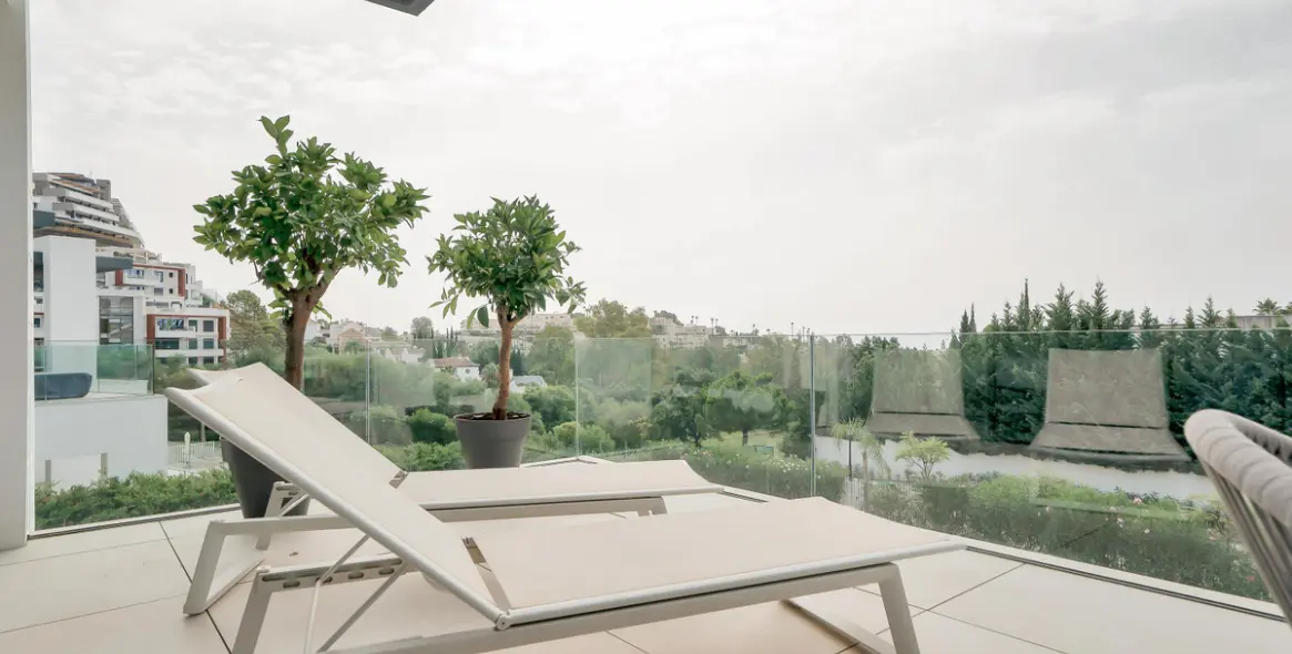 Venta de apartamento en planta media en La Quinta 21