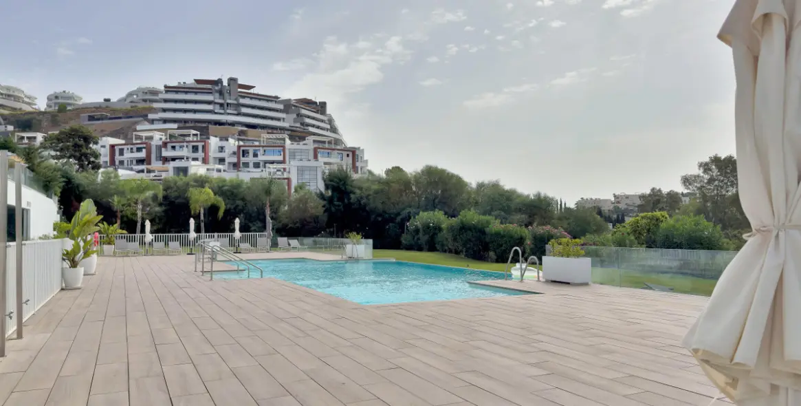 Venta de apartamento en planta media en La Quinta 27