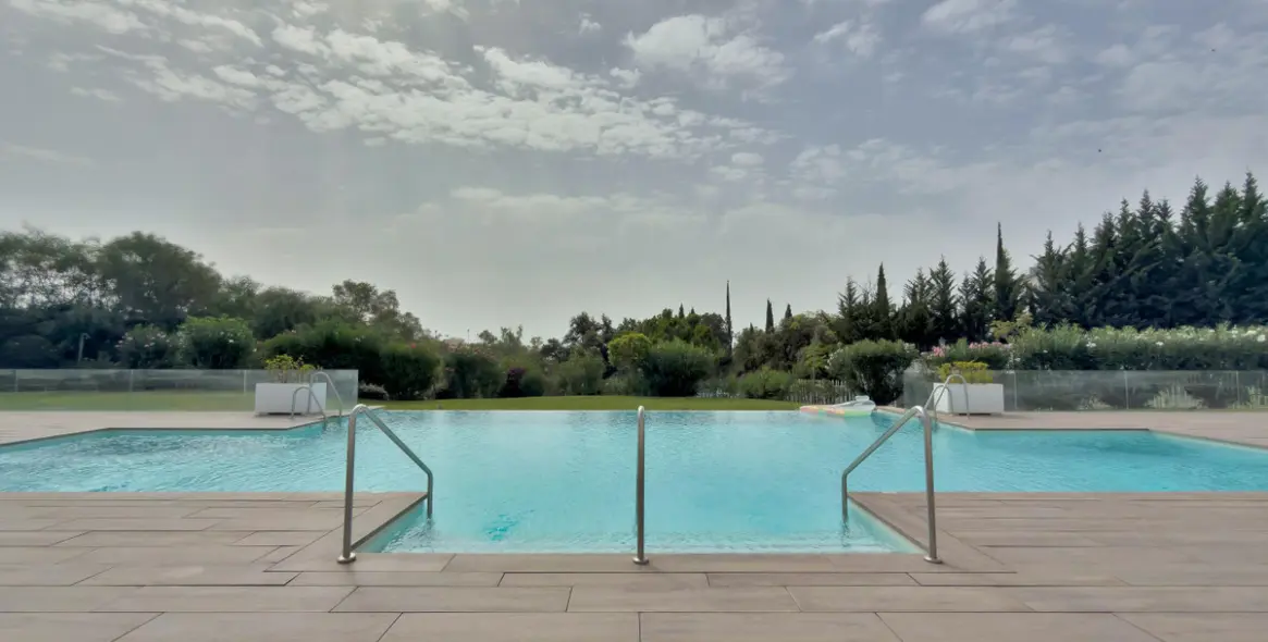 Venta de apartamento en planta media en La Quinta 29