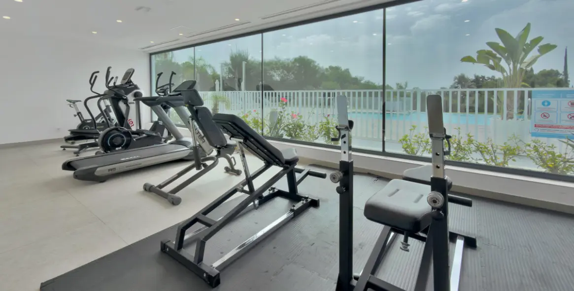 Venta de apartamento en planta media en La Quinta 31