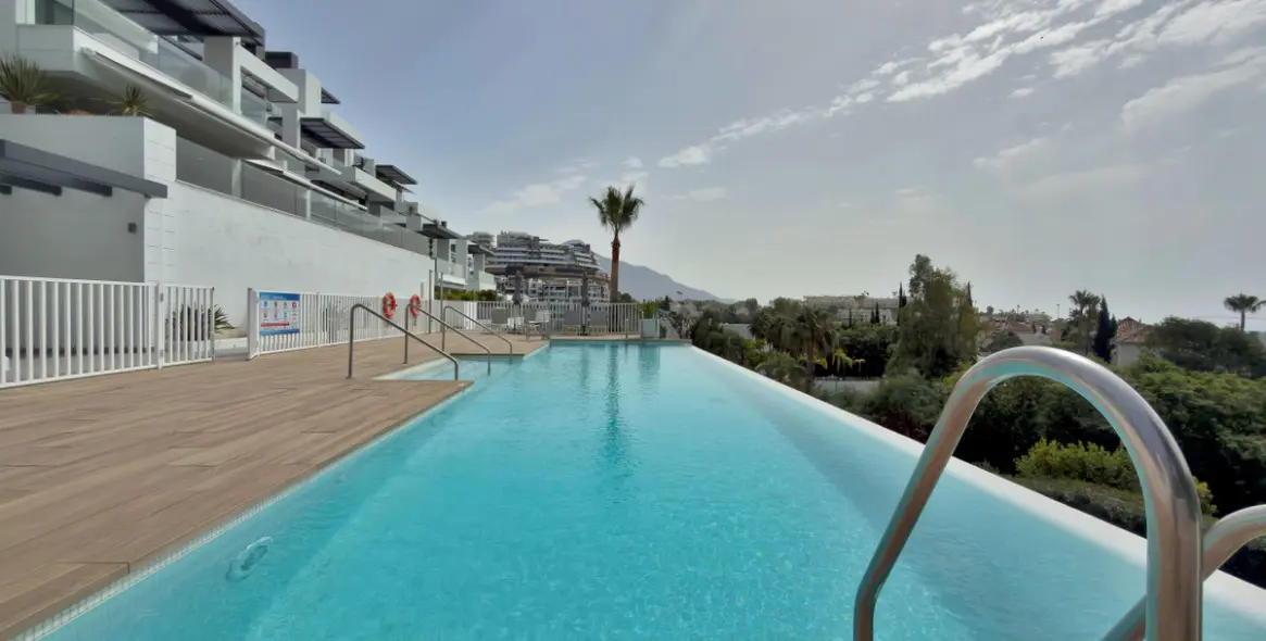 Venta de apartamento en planta media en La Quinta 34
