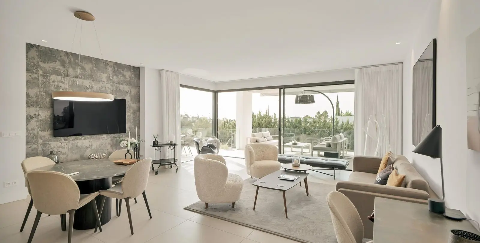 Venta de apartamento en planta media en La Quinta 1