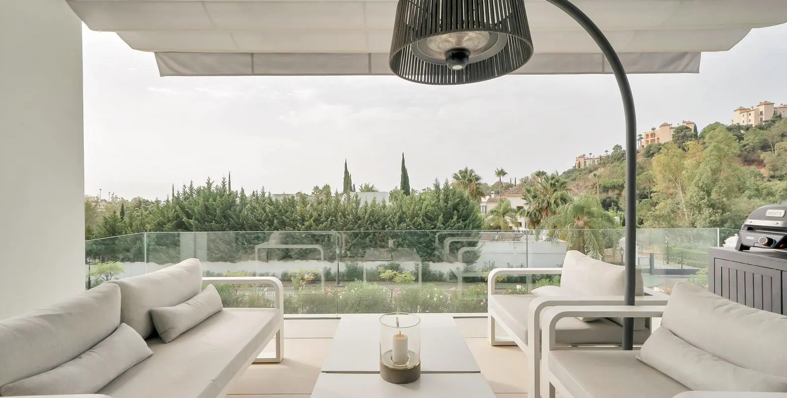 Venta de apartamento en planta media en La Quinta 2