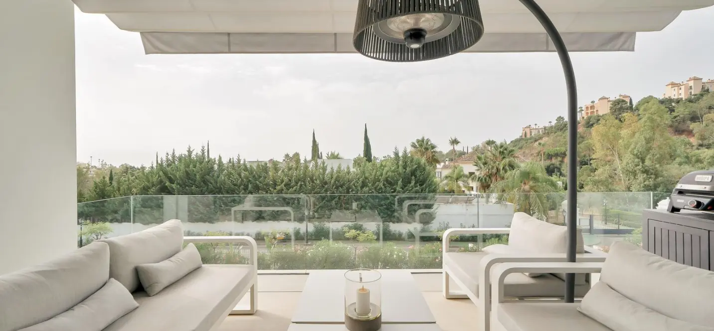 Venta de apartamento en planta media en La Quinta 1