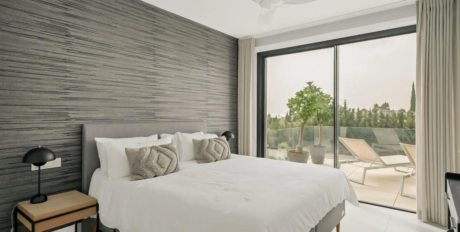 Venta de apartamento en planta media en La Quinta 4