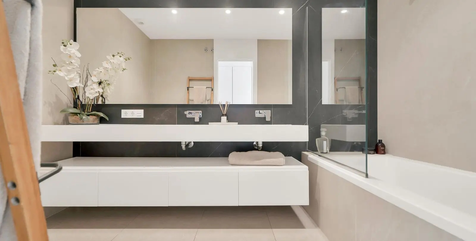 Venta de apartamento en planta media en La Quinta 5