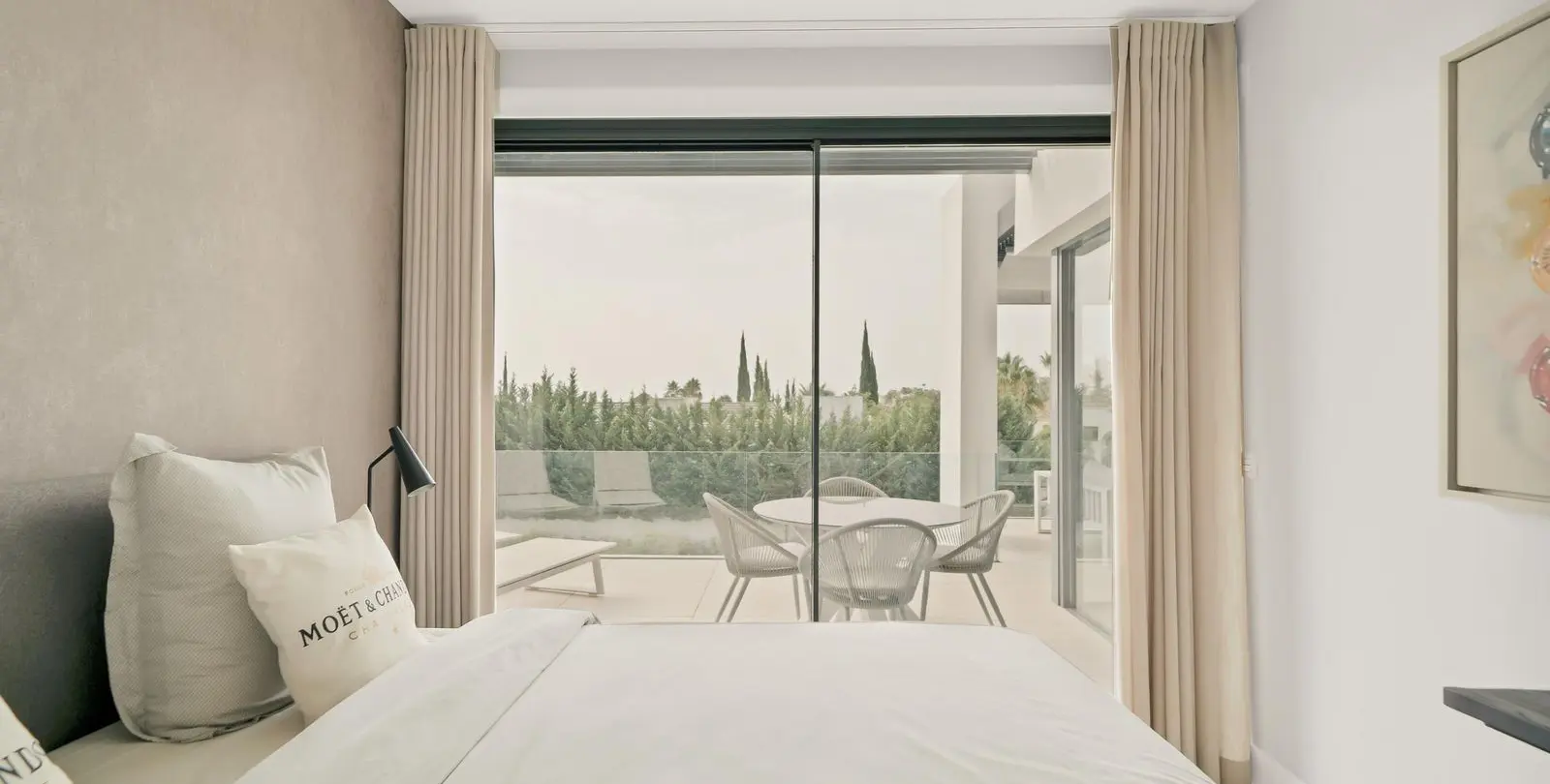 Venta de apartamento en planta media en La Quinta 6