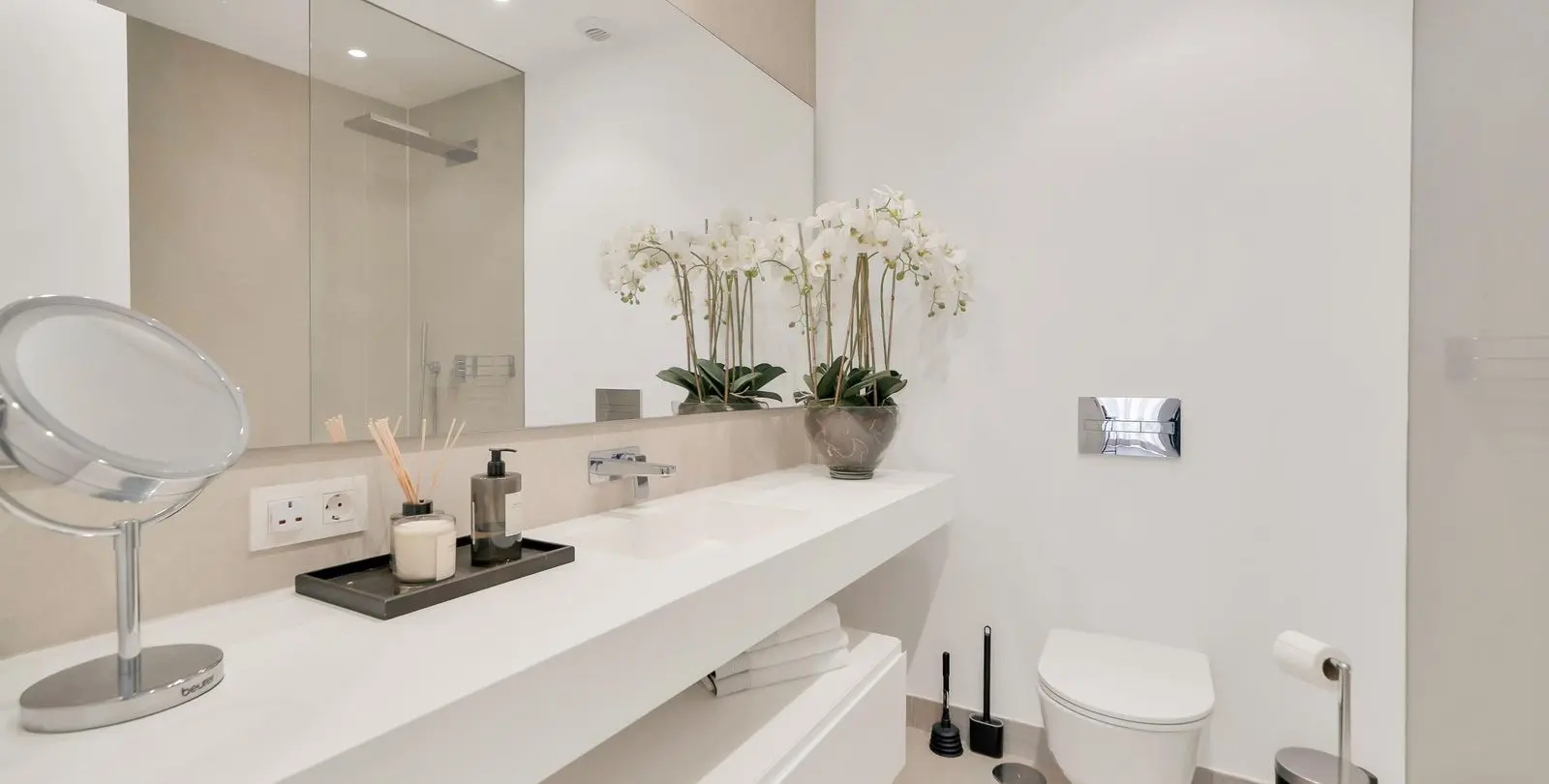 Venta de apartamento en planta media en La Quinta 7