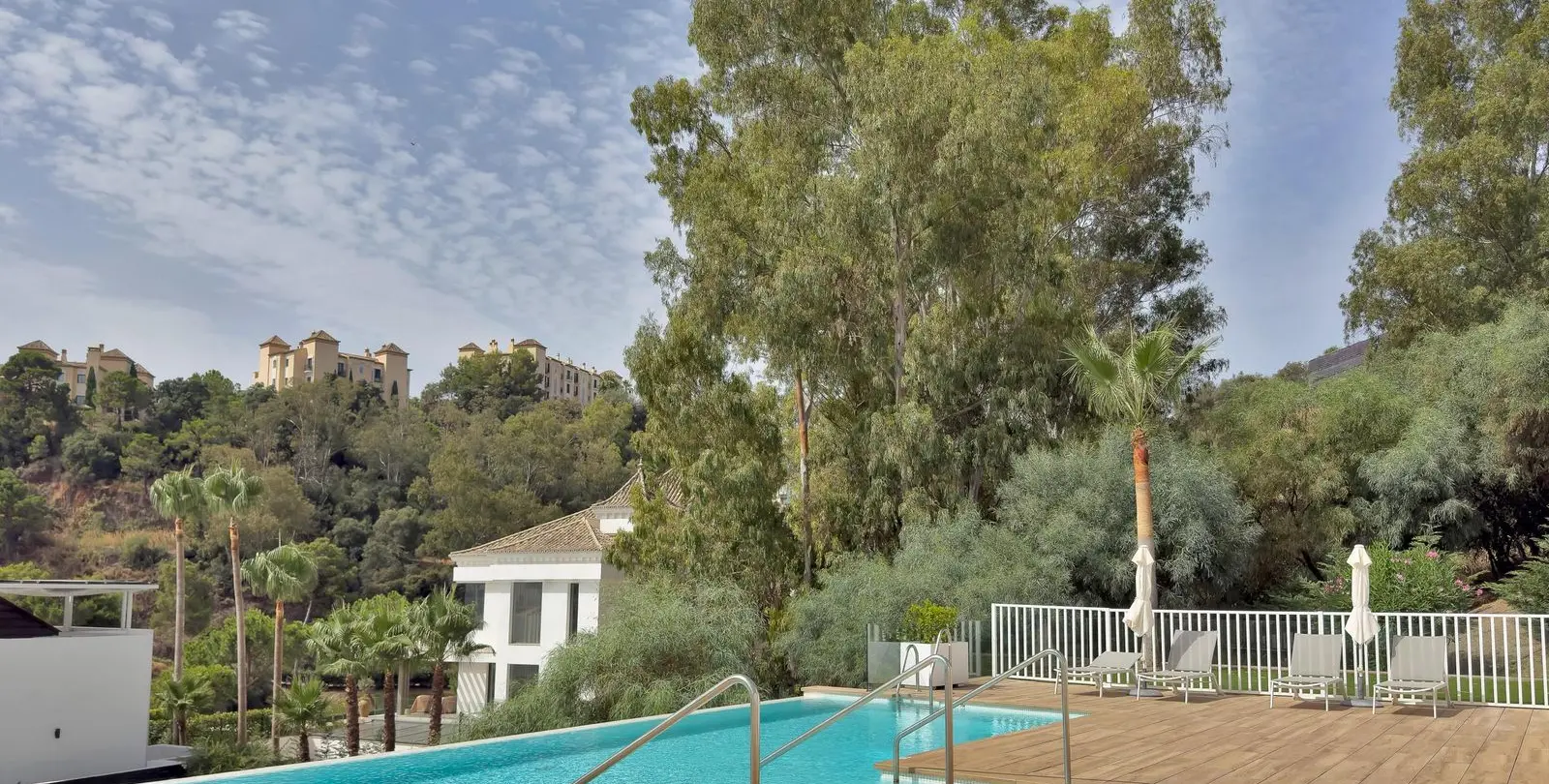 Venta de apartamento en planta media en La Quinta 8