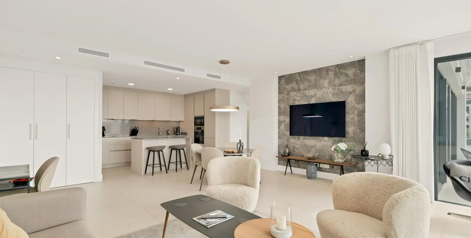 Venta de apartamento en planta media en La Quinta 9