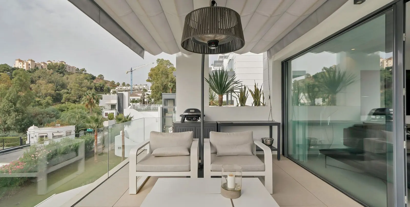 Venta de apartamento en planta media en La Quinta 11