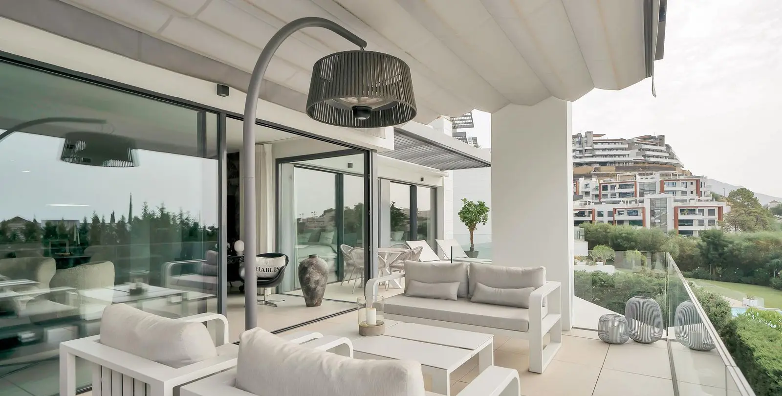 Venta de apartamento en planta media en La Quinta 12