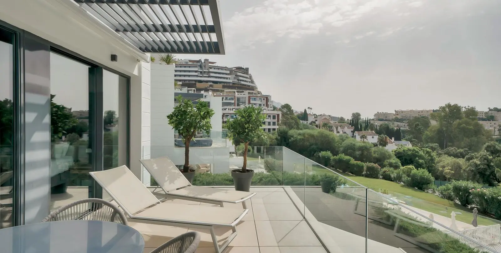 Venta de apartamento en planta media en La Quinta 13