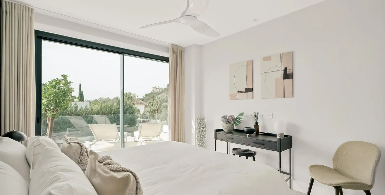 Venta de apartamento en planta media en La Quinta 14