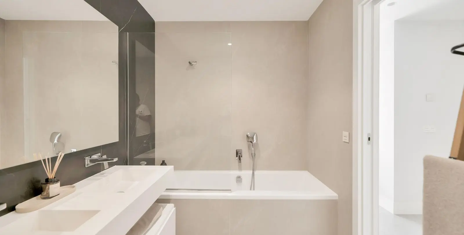 Venta de apartamento en planta media en La Quinta 16