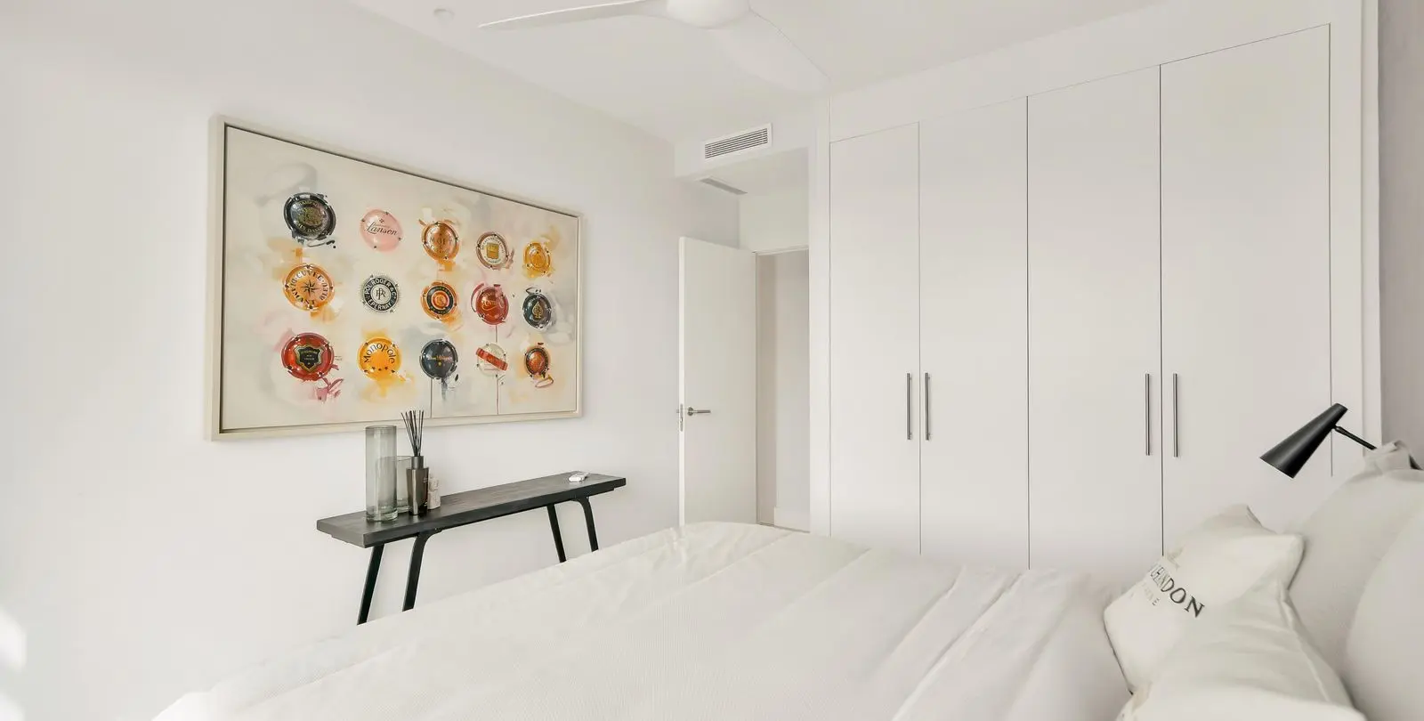Venta de apartamento en planta media en La Quinta 17