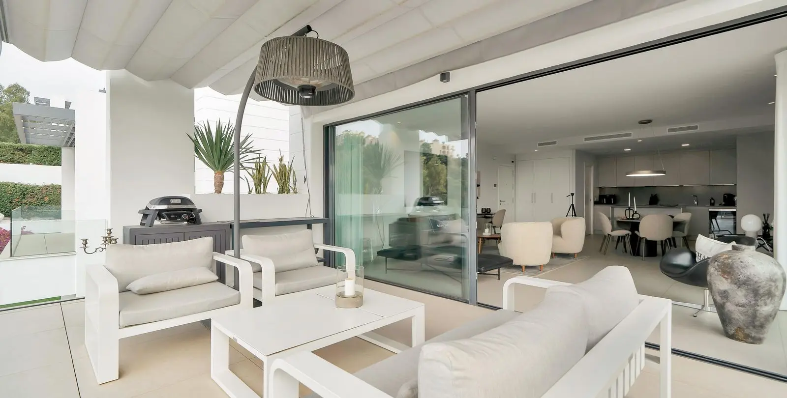 Venta de apartamento en planta media en La Quinta 18