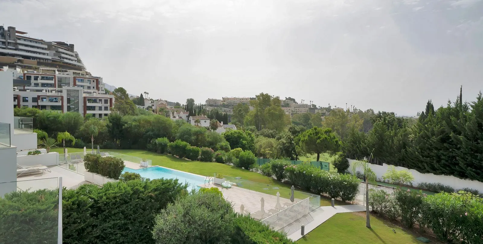 Venta de apartamento en planta media en La Quinta 20