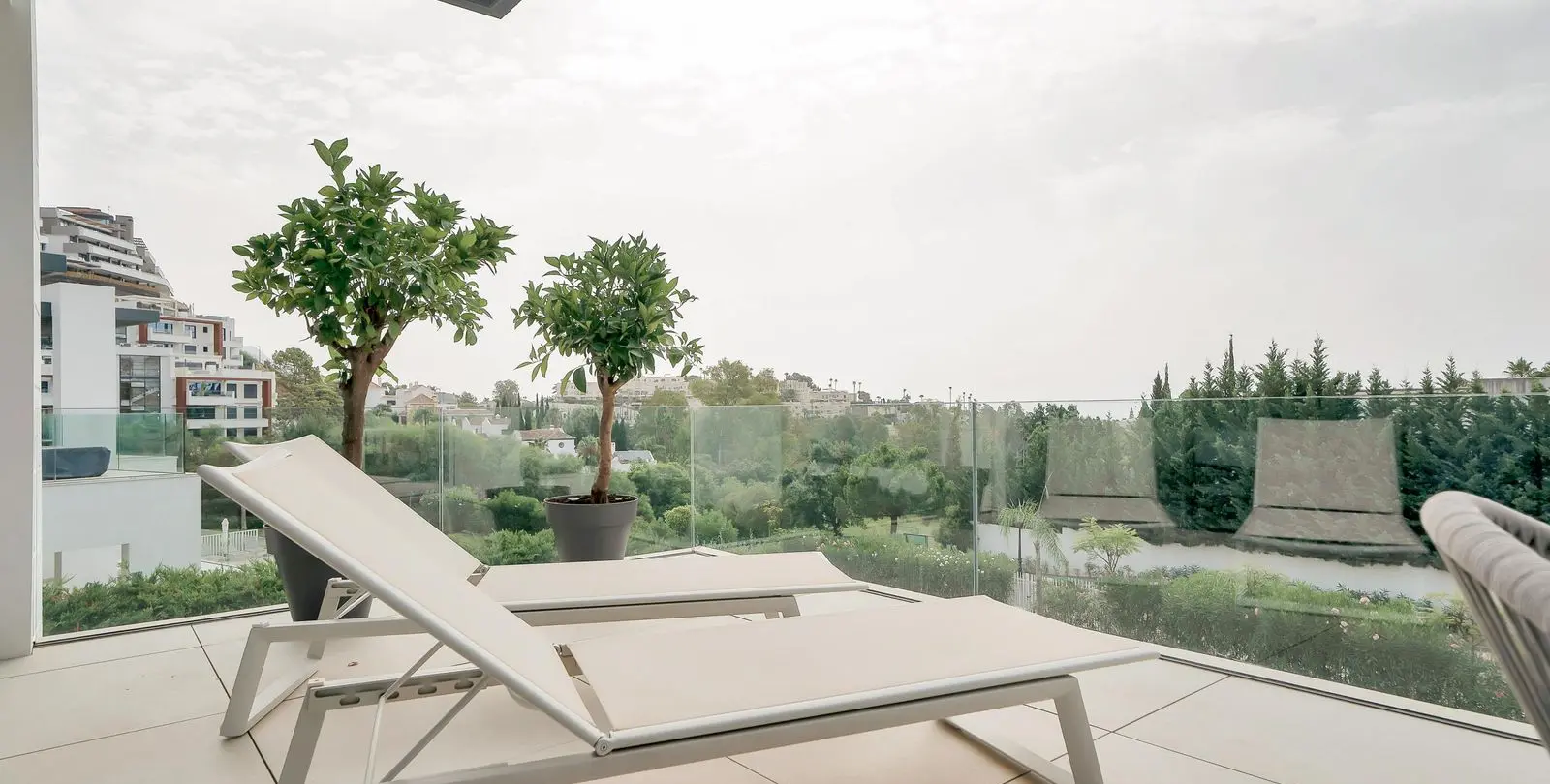 Venta de apartamento en planta media en La Quinta 21
