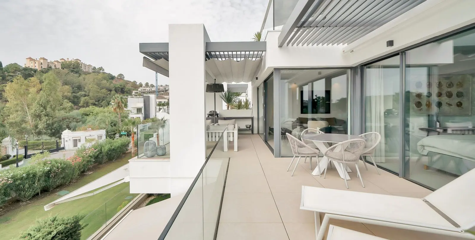 Venta de apartamento en planta media en La Quinta 22