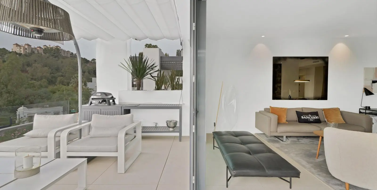 Venta de apartamento en planta media en La Quinta 23