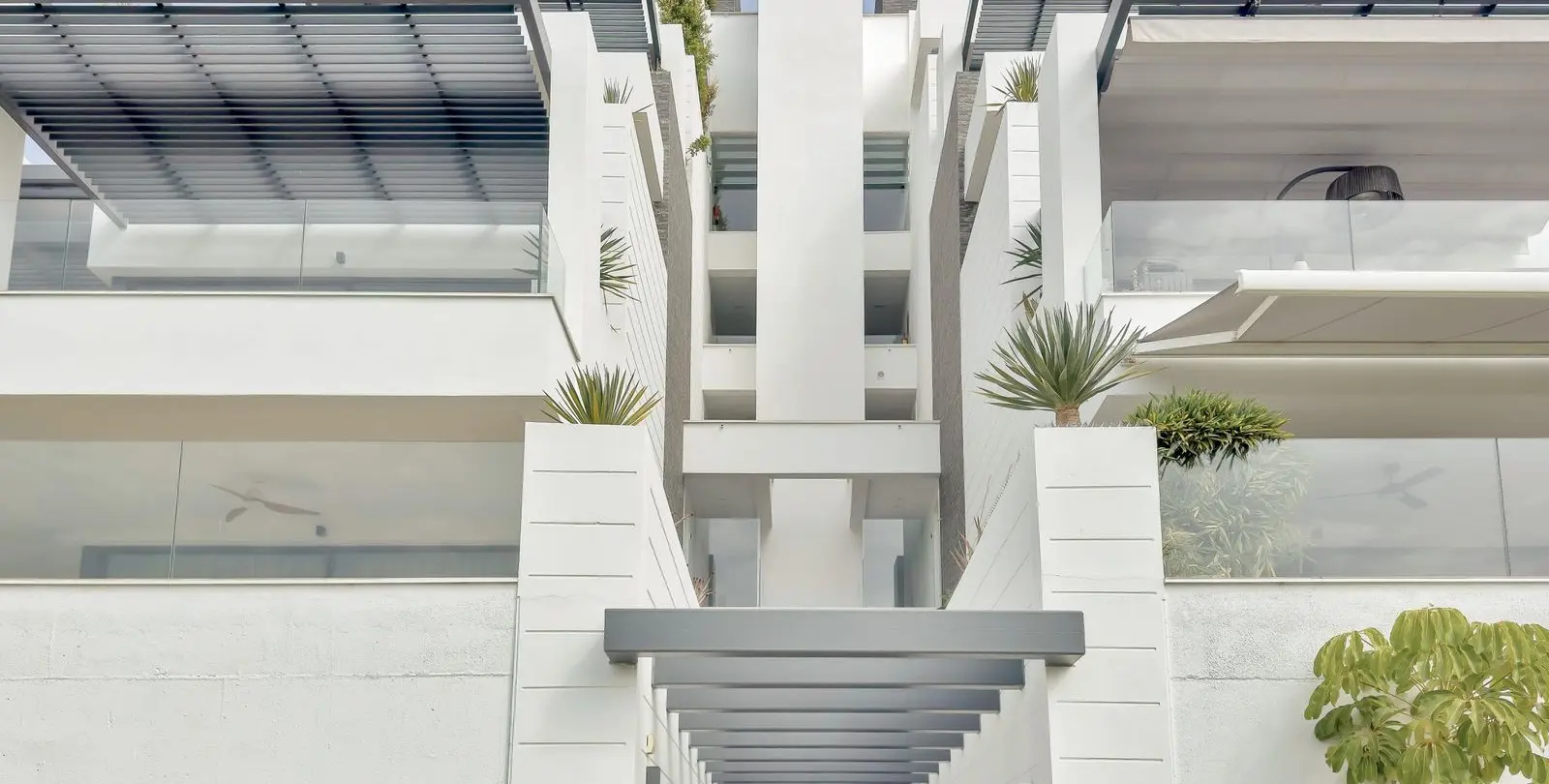 Venta de apartamento en planta media en La Quinta 26