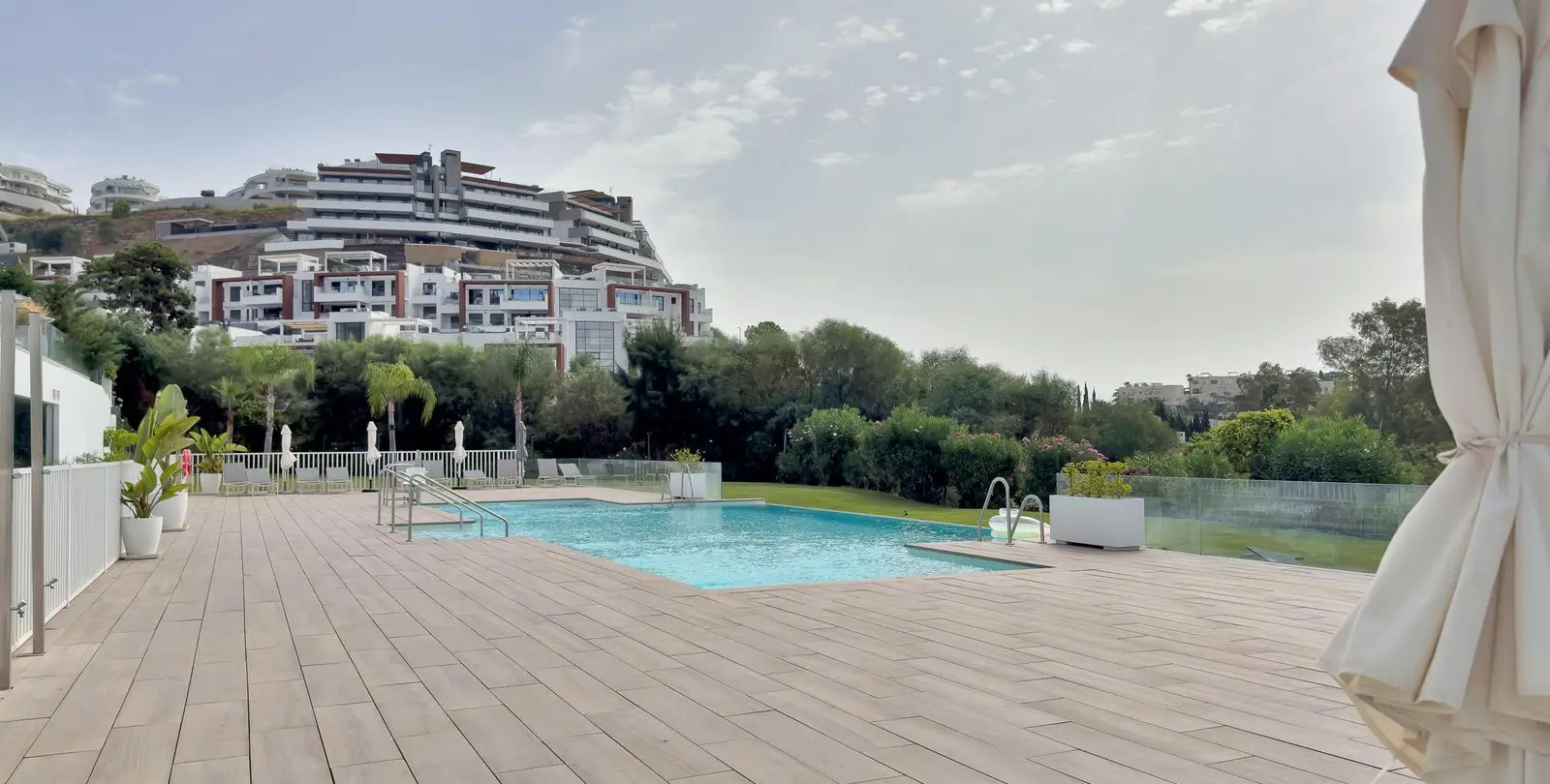 Venta de apartamento en planta media en La Quinta 27