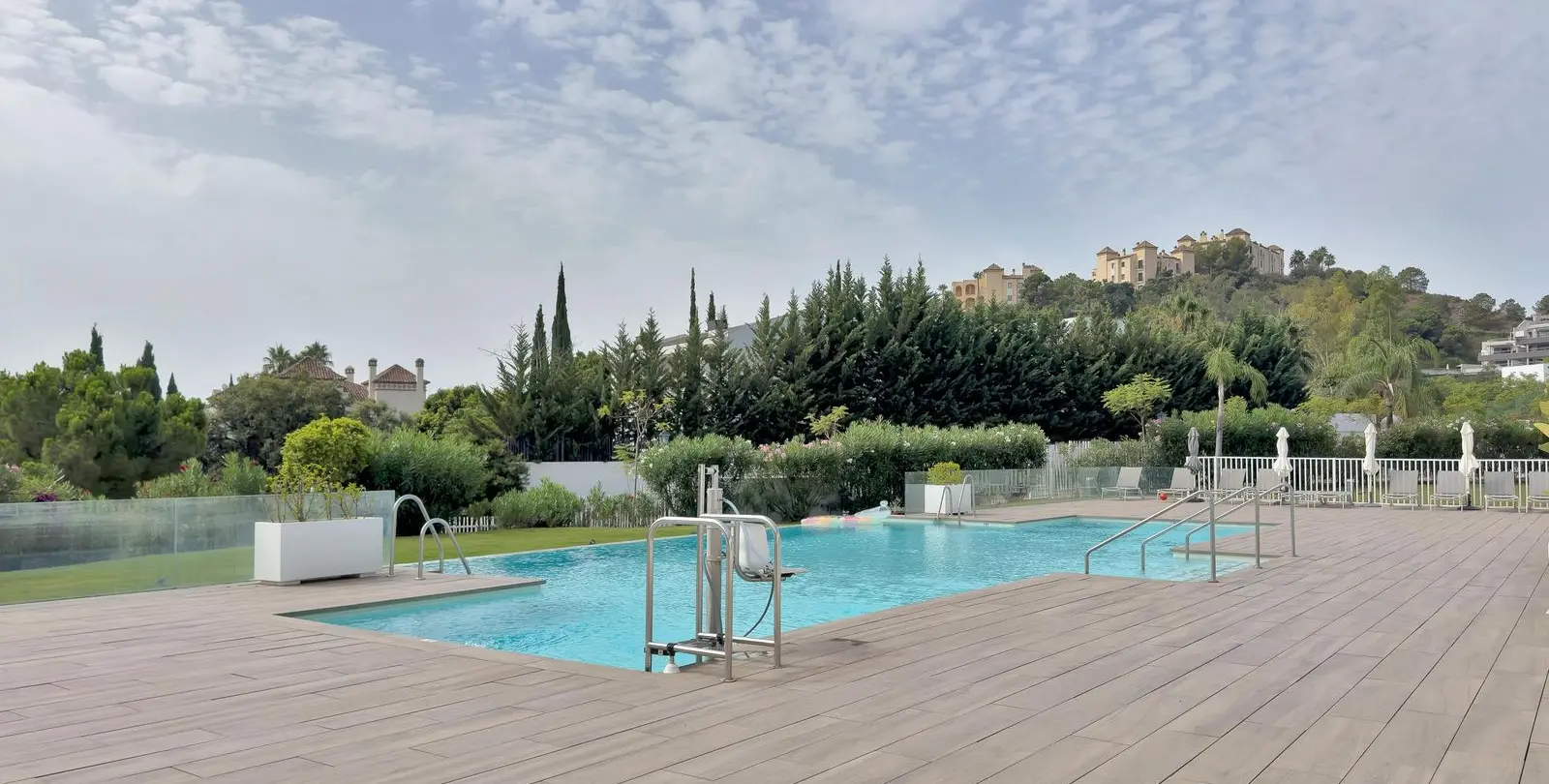 Venta de apartamento en planta media en La Quinta 28