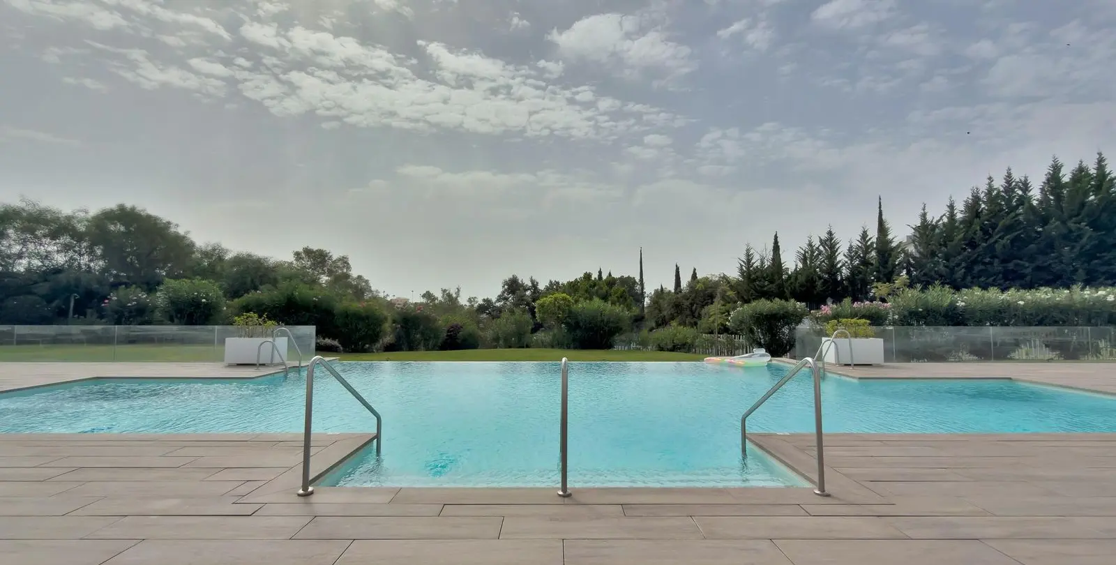 Venta de apartamento en planta media en La Quinta 29