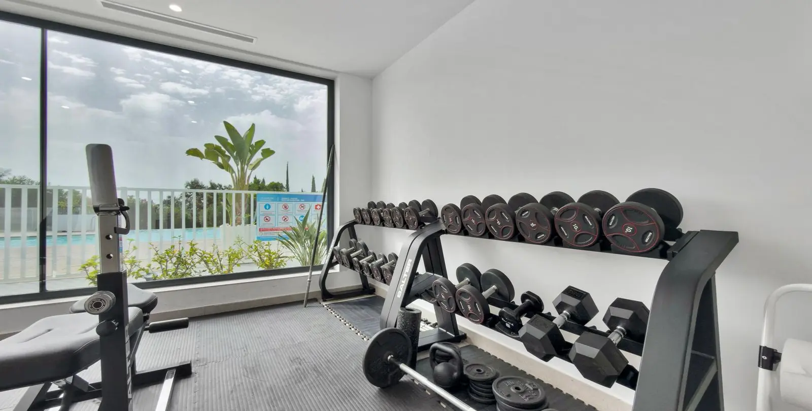 Venta de apartamento en planta media en La Quinta 30