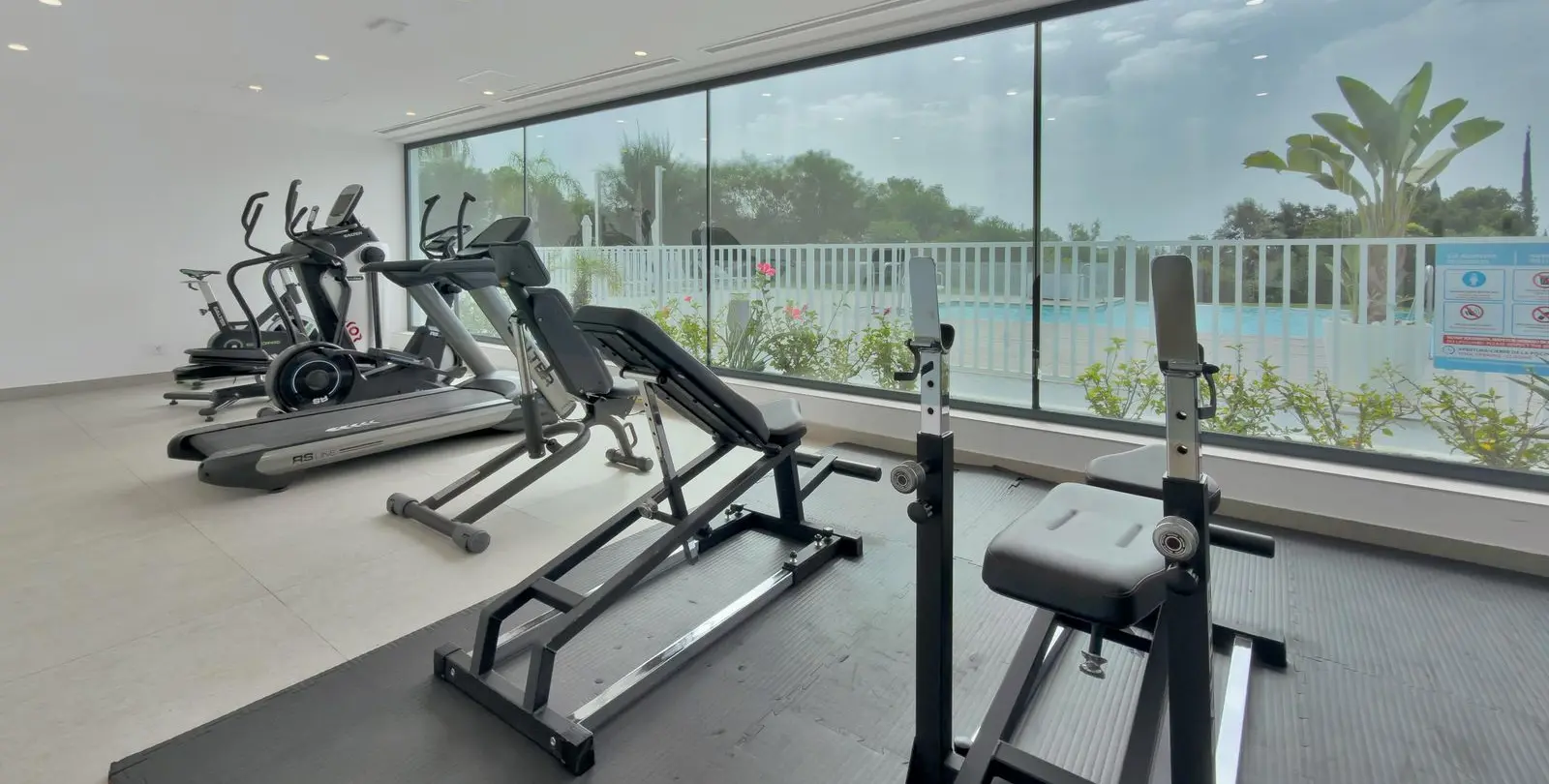 Venta de apartamento en planta media en La Quinta 31