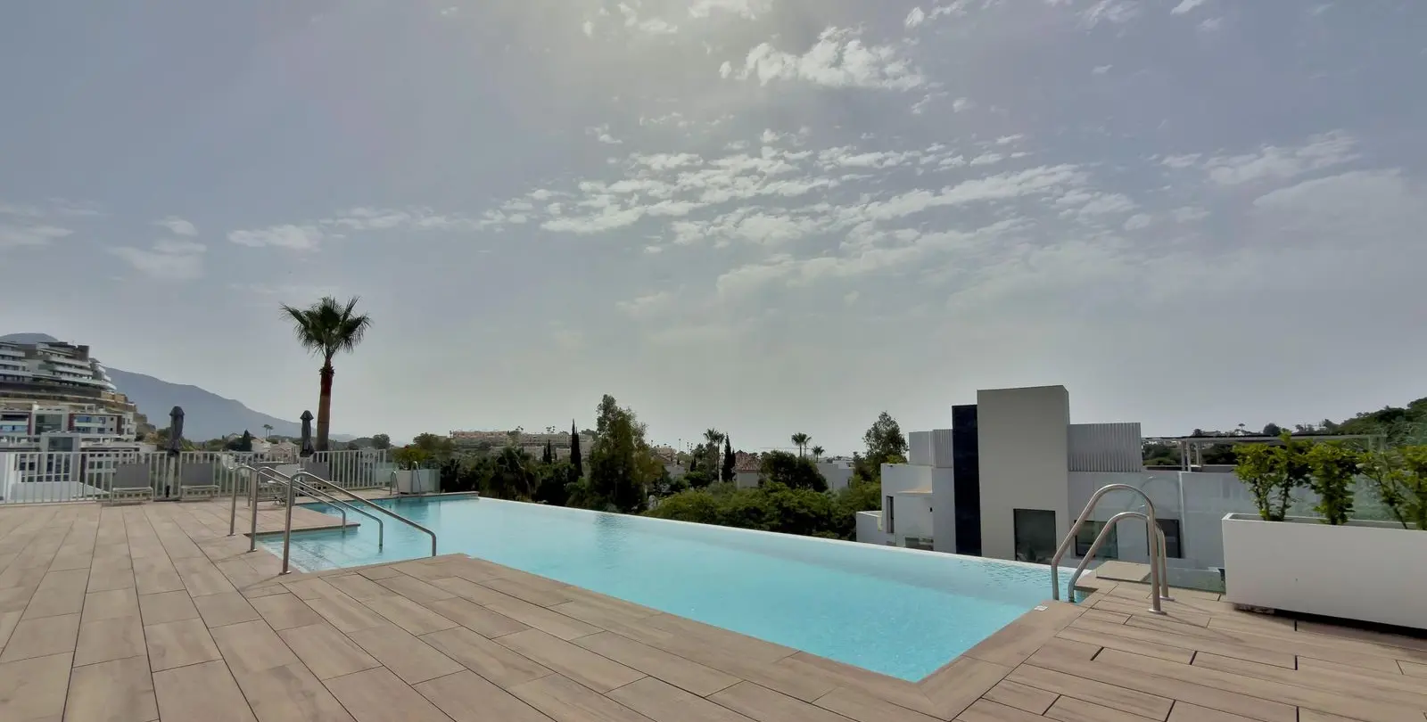 Venta de apartamento en planta media en La Quinta 33
