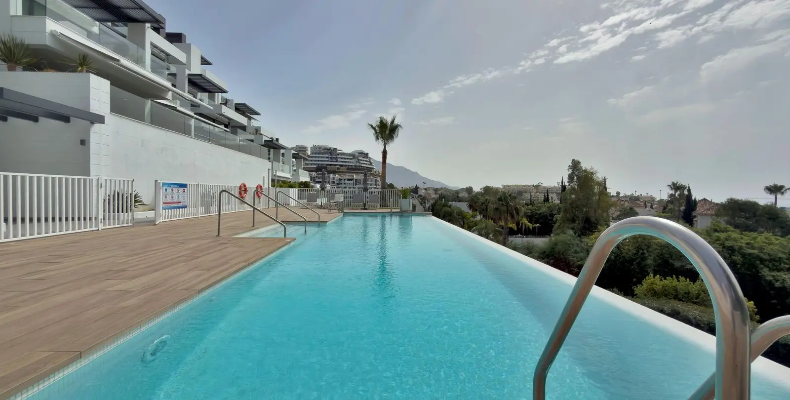Venta de apartamento en planta media en La Quinta 34