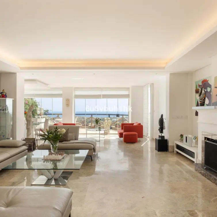 Sale of detached villa in Santa Clara