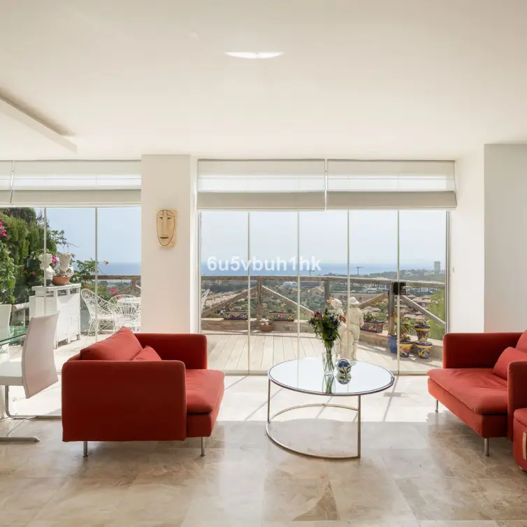 Sale of detached villa in Santa Clara
