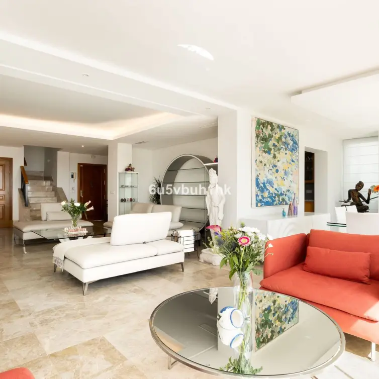 Sale of detached villa in Santa Clara