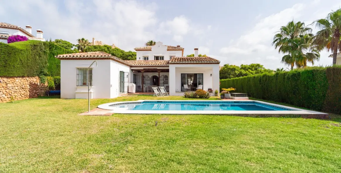 Venta de villa independiente en Elviria 1