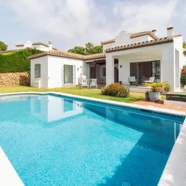 Venta de villa independiente en Elviria