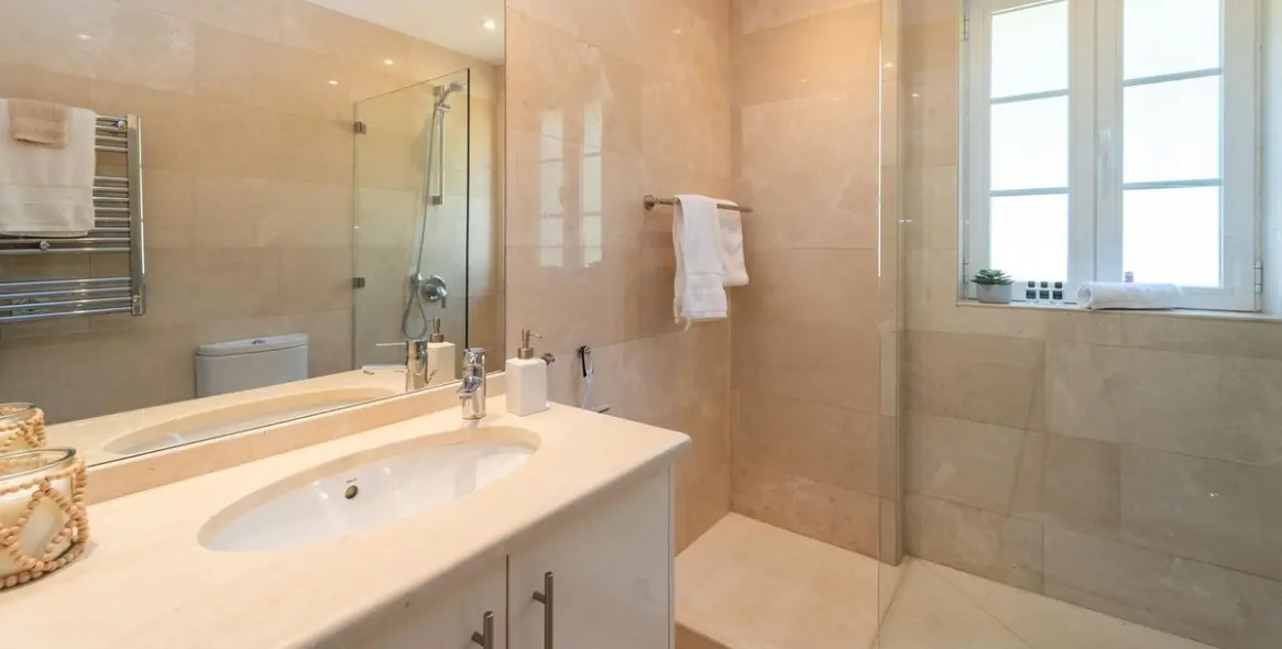 Venta de villa independiente en Elviria 42