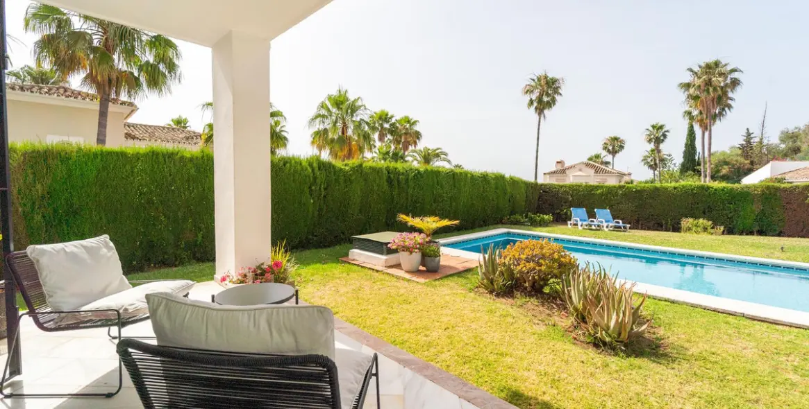 Venta de villa independiente en Elviria 60