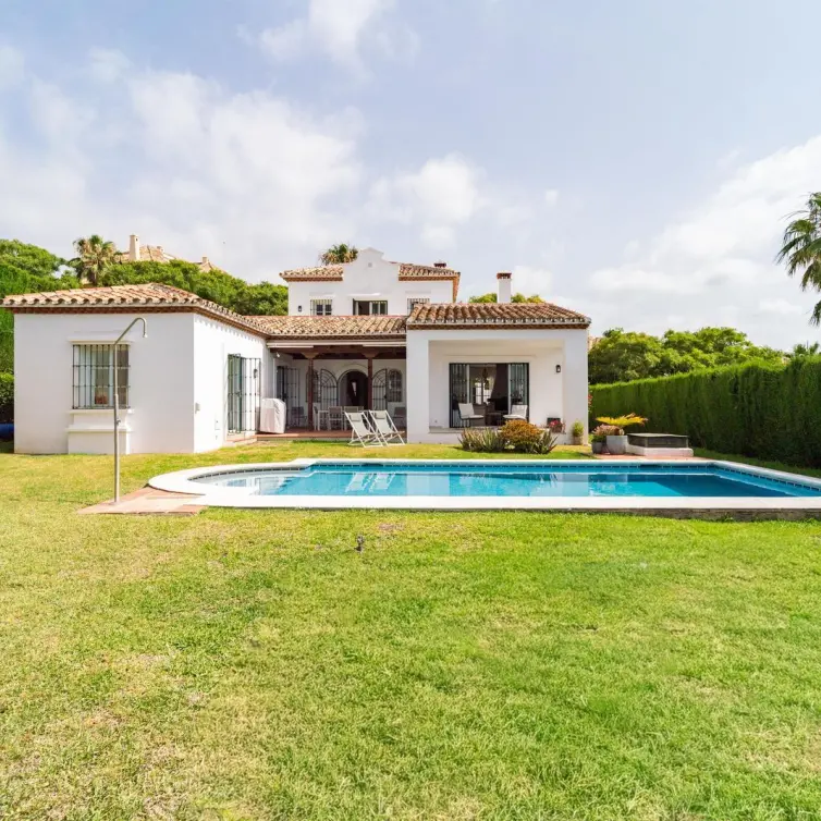 Продажа  отдельно стоящей виллы в Elviria